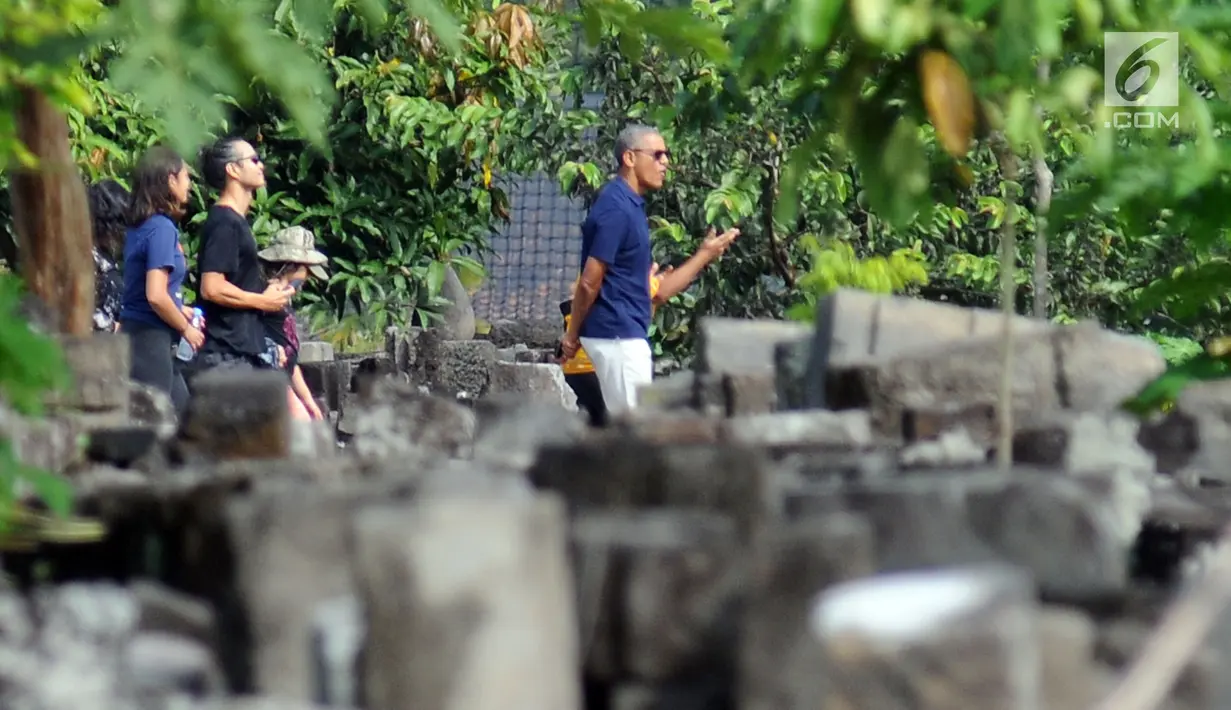 Mantan Presiden Amerika Serikat, Barack Obama saat memasuki kawasan Candi Prambanan, Yogyakarta, Kamis (29/6). Barack Obama beserta keluarga berlibur dan mengunjungi sejumlah tempat di Yogyakarta. (Liputan6.com/Helmi Fithriansyah)