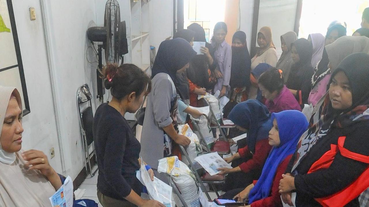 Khusus untuk Provinsi Aceh tercatat sebanyak 530.914 KPM penerima bantuan pangan beras.&nbsp;Merdeka.com/Arie Basuki