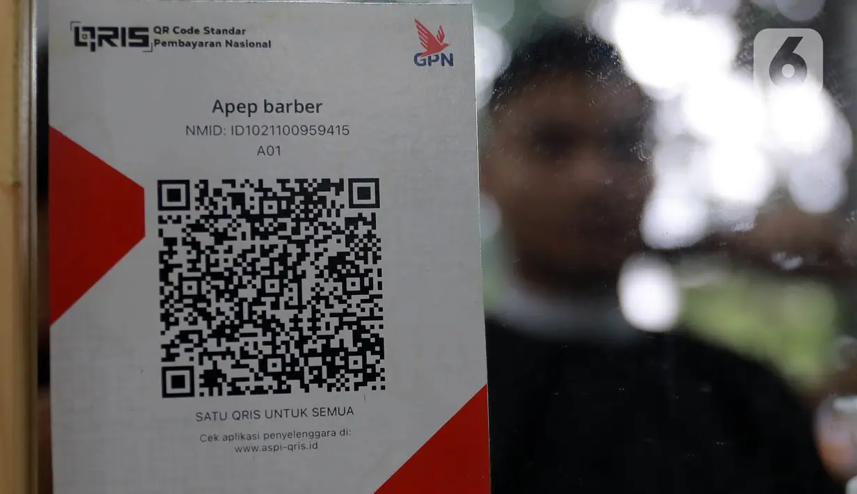 Dengan QRIS, pelanggan dapat membayar langsung menggunakan dompet digital yang terhubung dengan kode QR yang dihasilkan oleh pedagang atau penyedia jasa. (Liputan6.com/Johan Tallo)