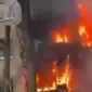 Kantor Presiden Ukraina Volodymyr Zelensky membagikan video gedung yang terbakar, diduga di Kyiv. (OFFICE OF THE PRESIDENT OF UKRAINE)