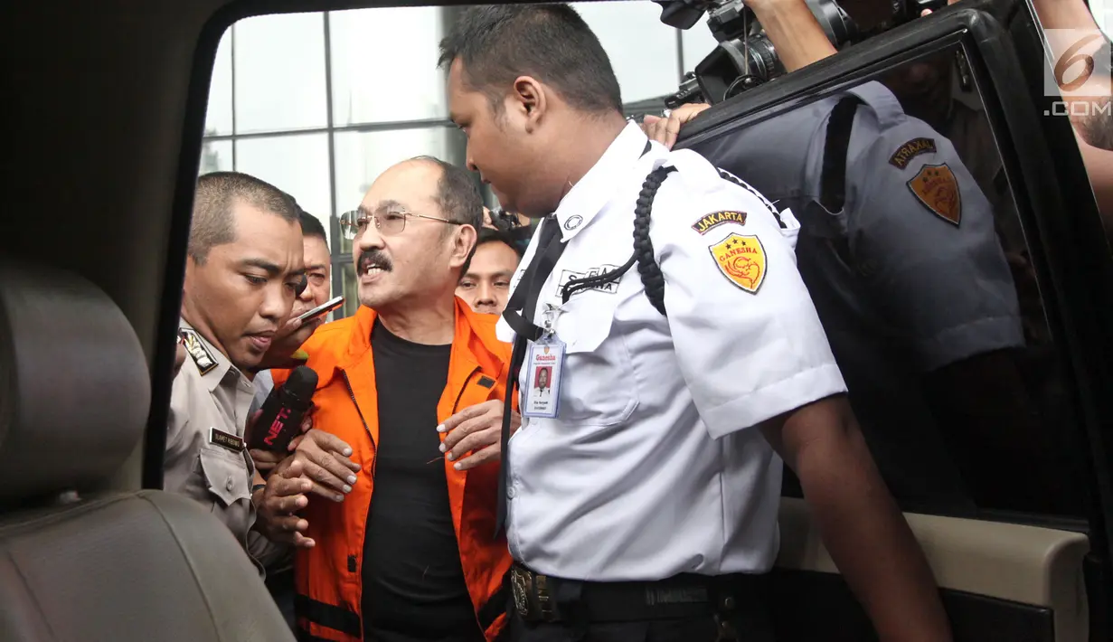 Fredrich Yunadi mengenakan rompi tahanan bersiap menaiki mobil usai diperiksa di gedung KPK, Jakarta, Sabtu (13/1). Tepatnya setelah berkas perkara Setnov dinyatakan lengkap atau P-21 oleh jaksa. (LIputan6.com/Pool/Dedy)