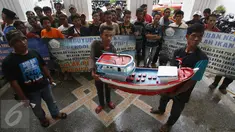 Nelayan yang tergabung dalam Koalisi Selamatkan Teluk Jakarta mendatangi Pengadilan Tinggi Tata Usaha Negara (PTTUN), Jakarta, Selasa (30/8). Nelayan meminta hakim PTTUN menolak banding penerbitan izin reklamasi pulau G. (Liputan6.com/Immanuel Antonius)
