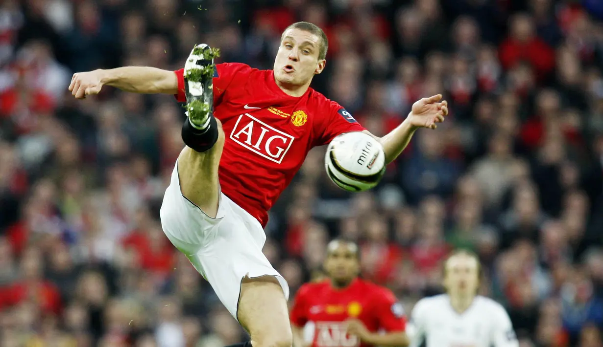 2. Nemanja Vidic - Vidic terkenal sebagai bek yang tangguh, tenang dan memiliki jiwa kepemimpinan di lapangan. Bek yang bergabung dengan MU pada 2006 ini menjadi tembok kokoh saat berduet dengan Rio Ferdinand. (AFP/Adrian Dennis)