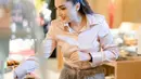 Ashanty terlihat manis kenakan kemeja satin pink yang dipadukan dengan setelan rok panjang dan jaket [@ashanty_ash]