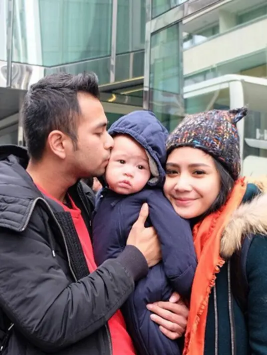 Tingkah laku Rafathar yang kerap eksis ketika selfie bersama sang ayah. (viainstagram@raffinagita1717/Bintang.com)