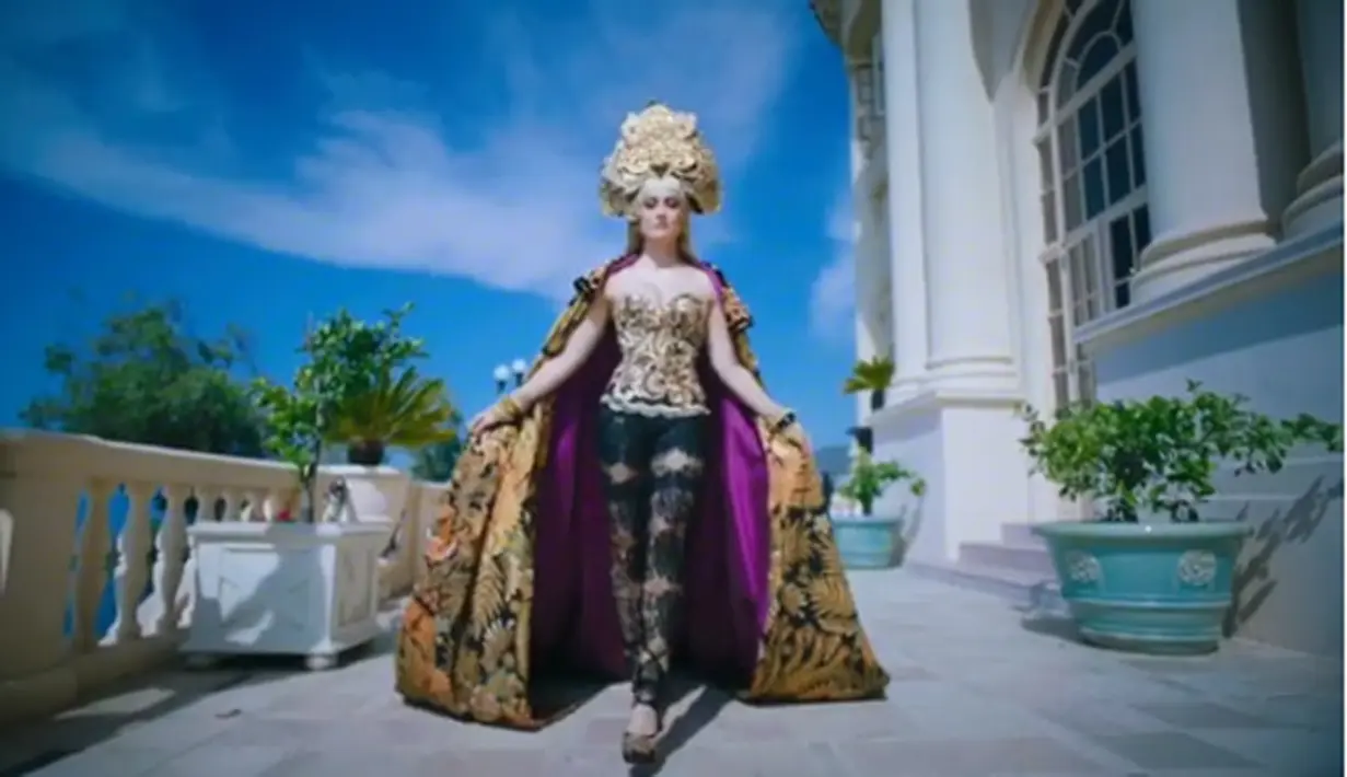 Penampilan Agnez Mo selalu membuat decak kagum para penggemarnya. Belum lama ini, Agnez Mo yang menetap di California, Amerika Serikat, tampil cantik dengan balutan kebaya dengan sentuhan modern. (Instagram/agnezmo)