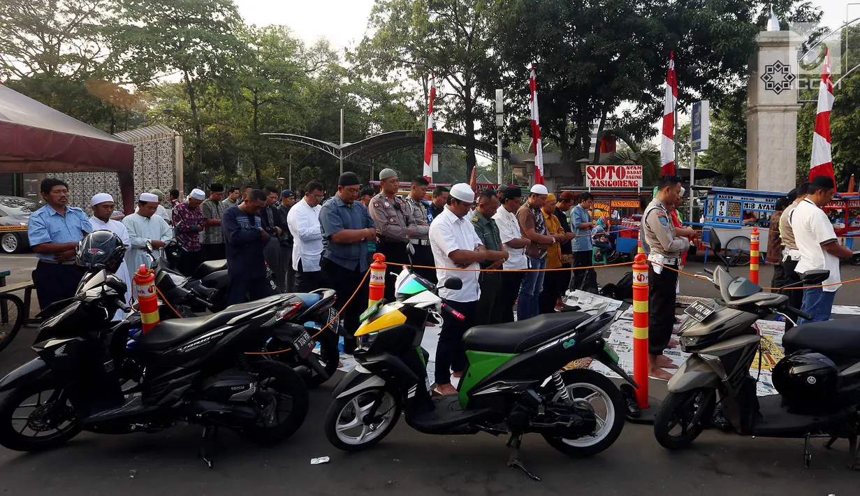 Umat Islam melakukan Salat Idul Adha 1438 H di dekat pintu gerbang masuk Masjid Istiqal, Jakarta, Jumat (1/9). Umat Islam di seluruh dunia merayakan Hari Raya Idul Adha tepat hari ini dengan berkurban dan menyembelih hewan. (Liputan6.com/Johan Tallo)