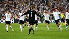 Jerman berhasil menyingkirkan Italia melalui drama adu penalti dengan skor 6-5 pada perempat final Piala Eropa 2016, Minggu (3/7/2016) dini hari WIB. (Reuters/Christian Hartmann)
