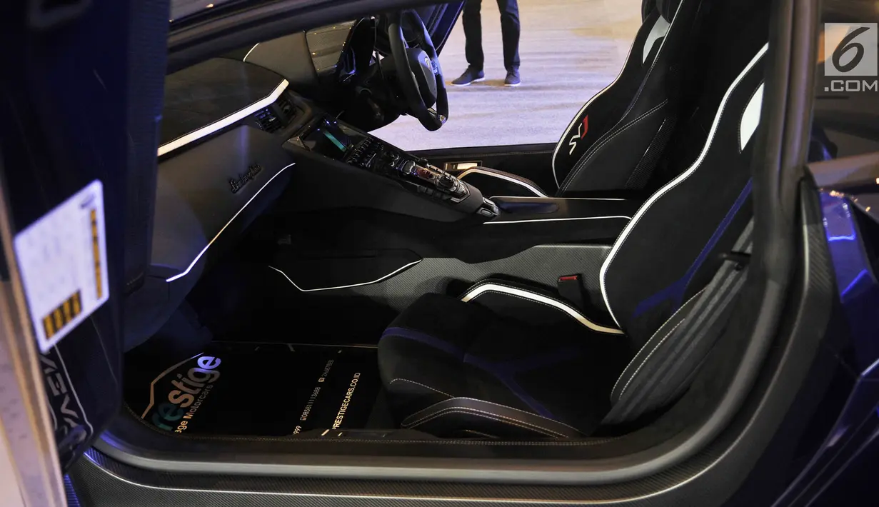 Interior Lamborghini Aventador SVJ saat dipamerkan di ajang Indonesia International Motor Show (IIMS) 2019, Jiexpo Kemayoran, Jakarta, Minggu (28/4/2019). Aventador SVJ memecahkan rekor Nurburging Nordscheleife. (merdeka.com/Iqbal Nugroho)