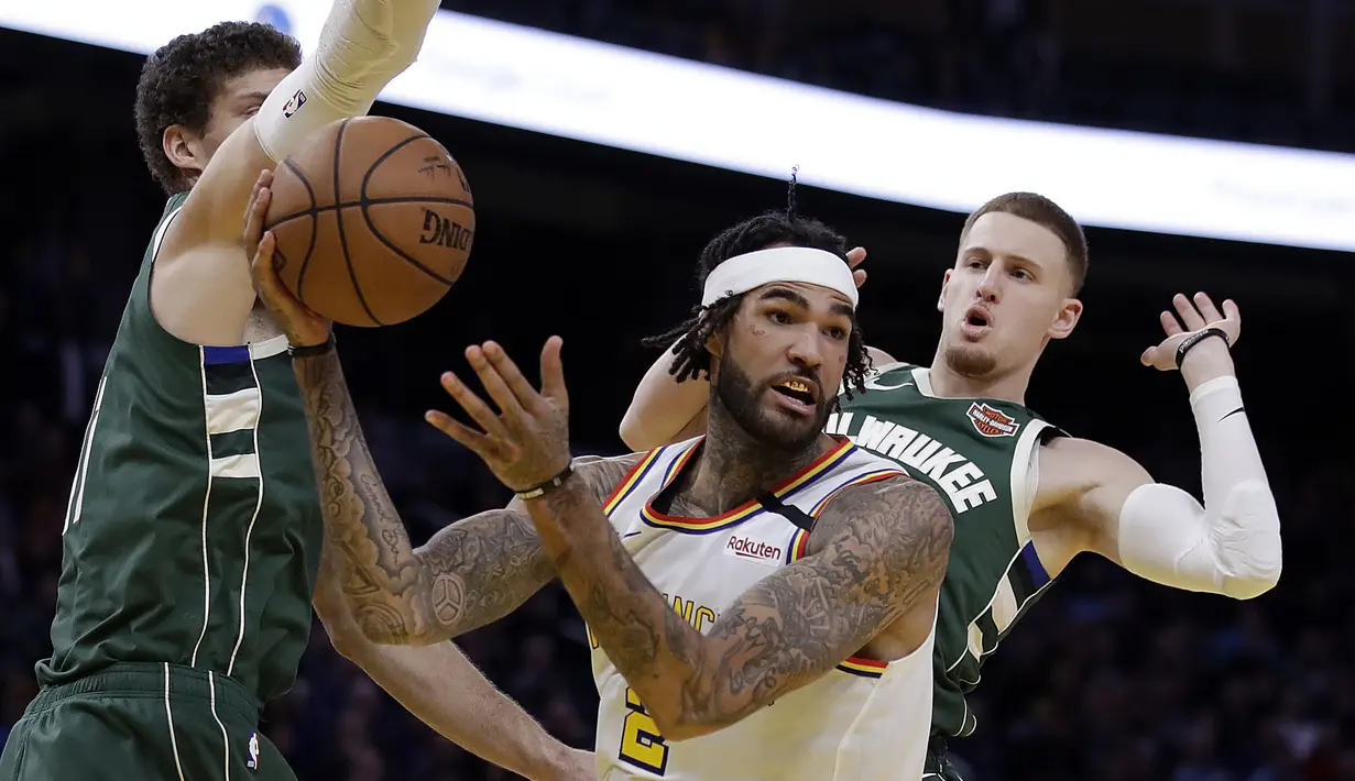 Pebasket Golden State Warriors, Willie Cauley-Stein, berusaha melewati pebasket Milwaukee Bucks pada laga NBA di Chase Center, Rabu (8/1/2020). Milwaukee Bucks menang 107-98 atas Warriors. (AP/Ben Margot)