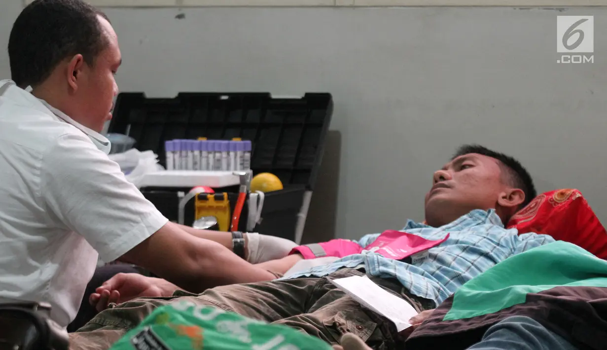 Driver GO-JEK mengikuti kegiatan donor darah yang digelar di Kantor operasional GO-JEK, Jakarta, Senin (14/8). Kegiatan donor darah ini digelar dalam rangka Hari Kemerdekaan Republik Indonesia ke 72. (Liputan6.com/Pool)