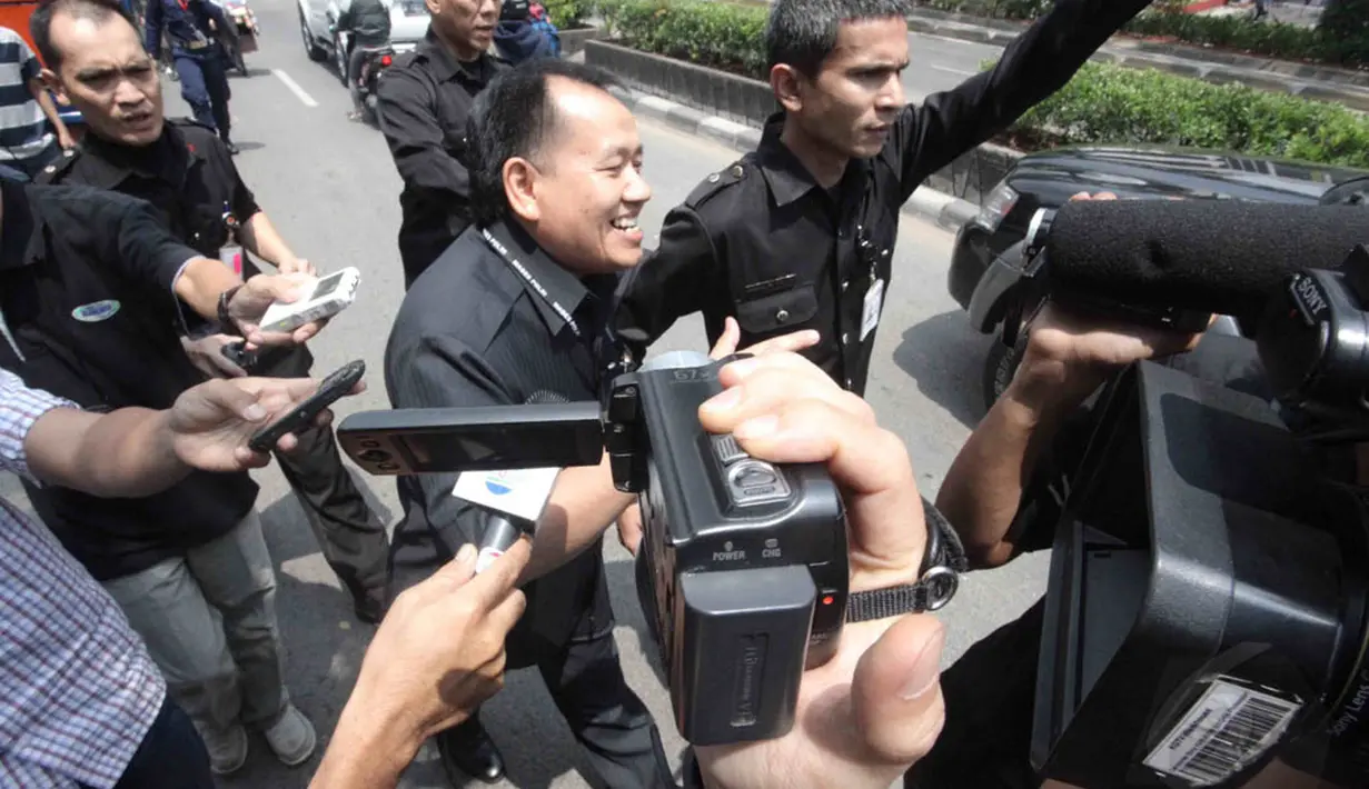 Yurod tampak meninggalkan gedung KPK didampingi seorang pegawai, Jakarta, (28/8/14). (Liputan6.com/Herman zakharia)
