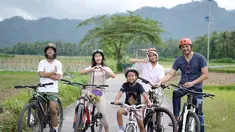 Liburan ke Magelang, Jawa Tengah, saat ini menjadi salah satu pilihan banyak para selebriti. Terutama untuk liburan keluarga karena bisa menikmati liburan sambil belajar sejarah. Dalam unggahan Instagramnya, Dwi Sasono diketahui menginap di sebuah hotel yang berada di belakang Candi Borobudur yang masih banyak area persawahan. (Liputan6.com/IG/@dwisasono)