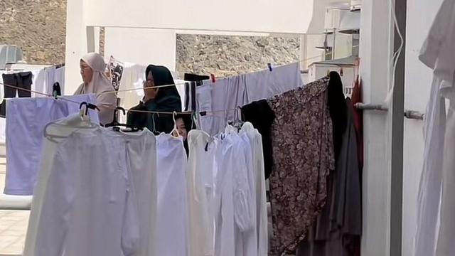 Aktivitas jemaah haji Indonesia mencuci baju di Makkah