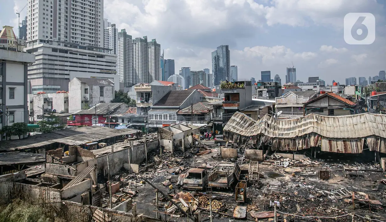 Suasana Pasar Kambing usai terbakar di Jalan Sabeni RT 1 RW 12, Kebon Melati, Tanah Abang, Jakarta, Jumat (9/4/2021). Pasar Kambing akan ditata ulang pascakebakaran yang terjadi pada Kamis (8/4/2021) sore kemarin. (Liputan6.com/Faizal Fanani)