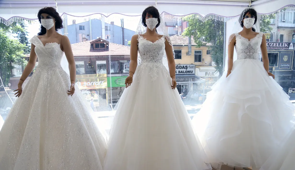 Maneken-maneken berbalut gaun pengantin yang dirancang khusus dengan masker terlihat di sebuah toko pakaian pengantin di Ankara, Turki, Sabtu (6/6/2020). Hingga 6 Juni 2020, total kasus COVID-19 di Turki melonjak menjadi 169.218. (Xinhua/Mustafa Kaya)