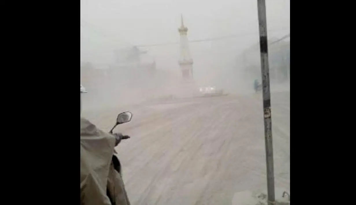Tugu Yogya juga tak luput dari hujan abu gunung Kelud. Abu putih tebal yang menyelimuti jalan hampir mirip salju (@KotaBalikpapan)