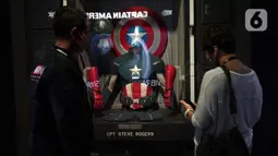 Pegunjung melihat koleksi Marvel Studios dalam pameran yang berlagsung di City Hall PIM 3, Jakarta, Kamis (9/6/2022). Pameran Marvel Studios Exhibition digelar untuk pertama kalinya di Indonesia dan digelar dari 3 Juni hingga 14 September 2022. (Liputan6.com/Johan Tallo)