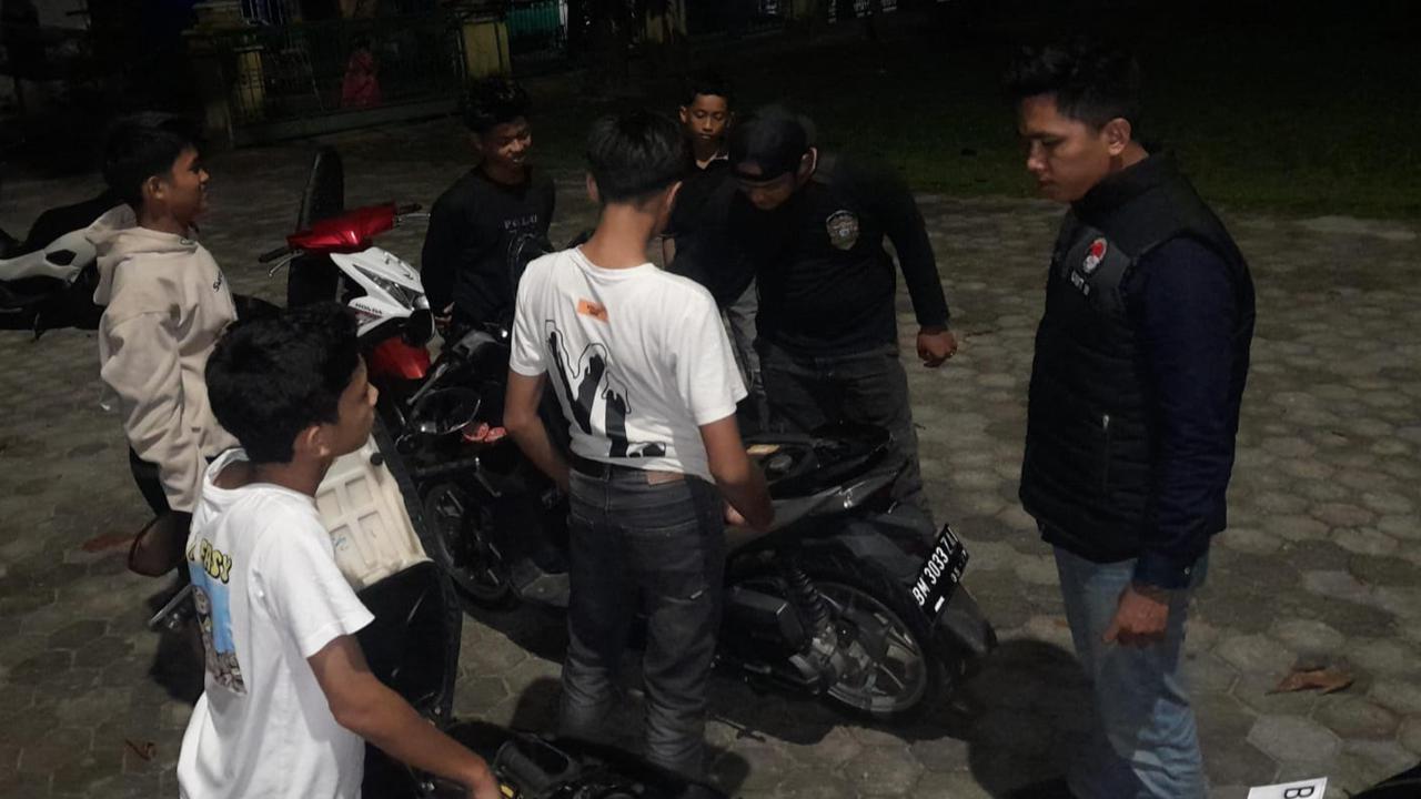 Polres Kampar Edukasi Remaja yang Nongkrong Agar Jaga Kamtibmas & Tidak Golput
