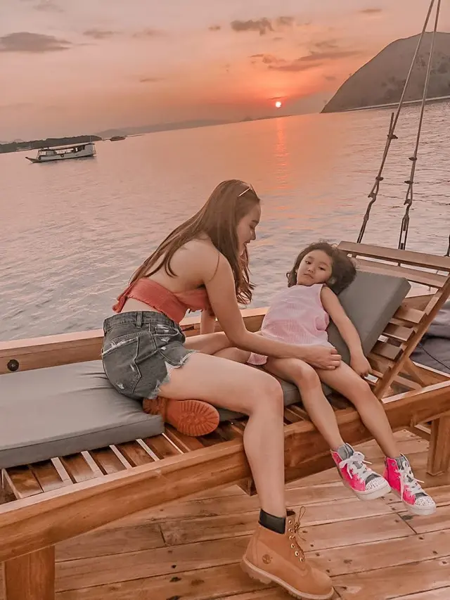 6 Gaya Ayu Ting Ting Saat Pakai Hot Pants