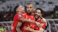 Tiga pemain asing Persija Jakarta, Bruno Tubarao, Gustavo Almeida, dan Jean Mota, merayakan gol ke gawang Persis Solo dalam laga pekan ke-30 BRI Super League 2025/2026 di Stadion Utama Gelora Bung Karno (SUGBK) Jakarta, Senin (27/4/2026). Persija menang telak 4-0 dalam laga ini. (Bola.com/Abdul Aziz)