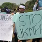 Puluhan dokter dari Pergerakan Dokter Muda Indonesia (PDMI) melakukan unjuk rasa di depan Istana Merdeka, Jakarta, Senin (7/9). Mereka  memprotes penyelenggaraan ujian kompetensi di berbagai universitas yang ada di Indonesia. (Liputan6.com/Gempur M Surya)