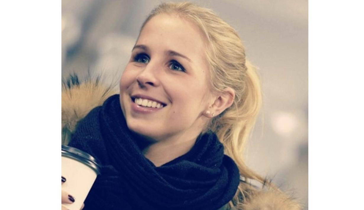 Senyum manis Nina Weiss mungkin membuat kiper Bayern Munchen dan Timnas Jerman, Manuel Neuer, jatuh cinta padanya. (Photo/Instagram)