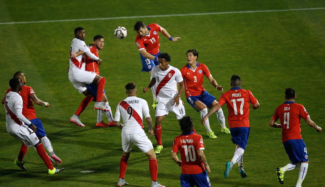 Perebutan bola di depan gawang Cile. (AP Photo/Jorge Saenz)