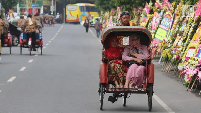Naik Becak, Tamu Undangan Menuju Resepsi Putri Presiden Jokowi