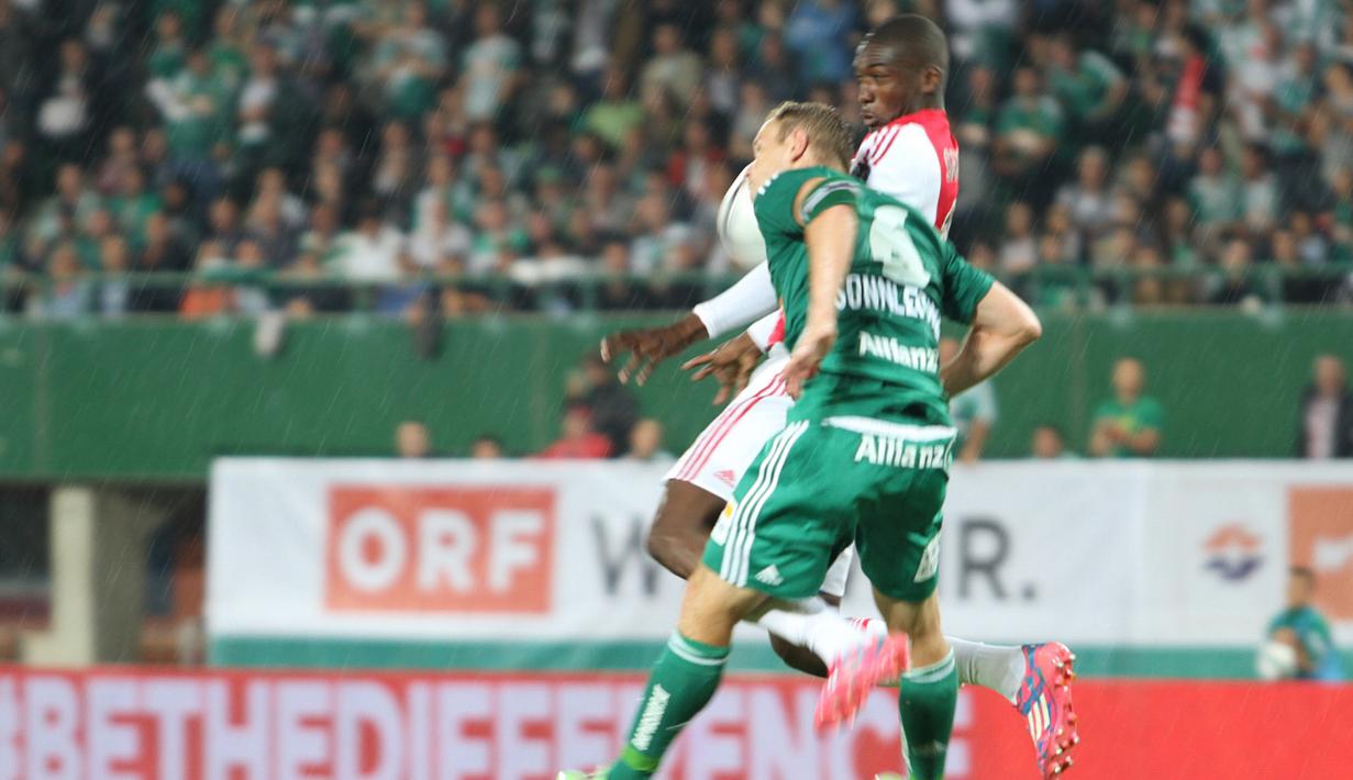 Striker Ajax, Yaya Sanogo, berduel dengan bek Rapid Vienna, Mario Sonnleitner. (Bola.com/Reza Khomaini)