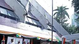 Wakil Duta Besar India untuk Indonesia Shri Prakash Gupta menaikkan bendera nasional India saat upacara peringatan Hari Kemerdekaan ke-73 India di Kedutaan Besar India, Jakarta, Kamis (15/8/2019). Upacara ini diikuti oleh 300 warga berkebangsaan India. (merdeka.com/Iqbal Nugroho)