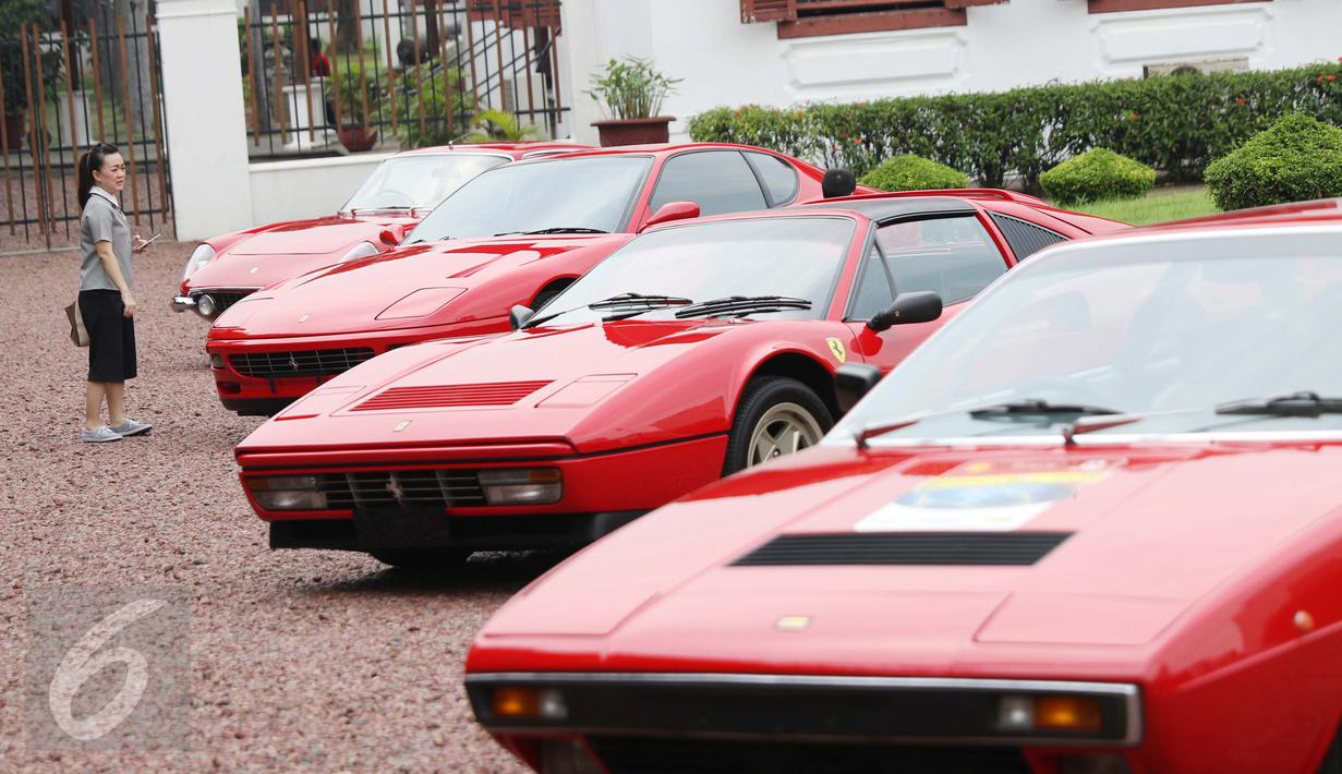 Ferrari Indonesia memboyong 10 mobil klasik dari pengguna Ferrari di Indonesia, di Gedung Arsip Nasional, Jakarta, Selasa (14/3). Kehadiran mobil klasik itu sebagai simbol perayaan hari lahir si kuda jingkrak itu yang ke-70. (Liputan6.com/Angga Yuniar)