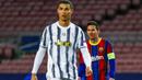 Striker Barcelona, Lionel Messi dan striker Juventus, Cristiano Ronaldo, pada laga Liga Champions di Stadion Camp Nou, Rabu (9/12/2020). Laga tersebut menjadi ajang reuni dua mega bintang yakni Messi dan Ronaldo. (AP Photo/Joan Monfort)