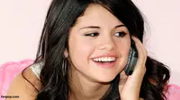Lagi Gembira, Selena Gomez Lupa Kalau Tak Kenakan Pakaian Dalam