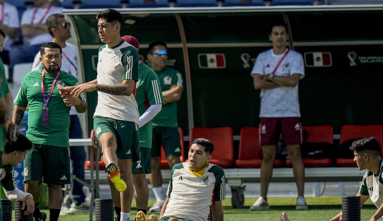 Gelandang Meksiko, Edson Alvarez melakukan peregangan saat sesi latihan tim di Jor, Qatar, Selasa, 29 November 2022. Saat ini, baik Arab Saudi maupun Meksiko masih memiliki peluang untuk lolos ke babak 16 besar. Kedua tim harus saling mengalahkan untuk mengamankan laju mereka di Piala Dunia 2022. (AP Photo/Moises Castillo)