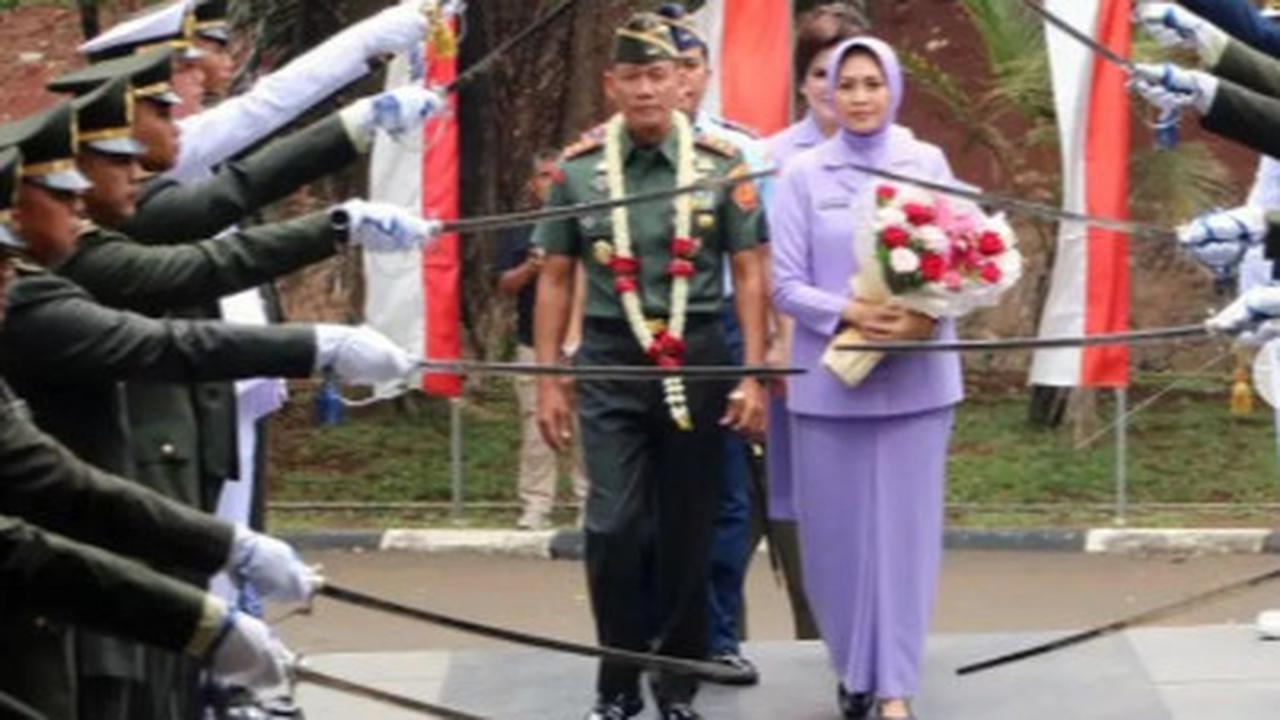 Letjen Mohammad Fadjar Naik Pangkat