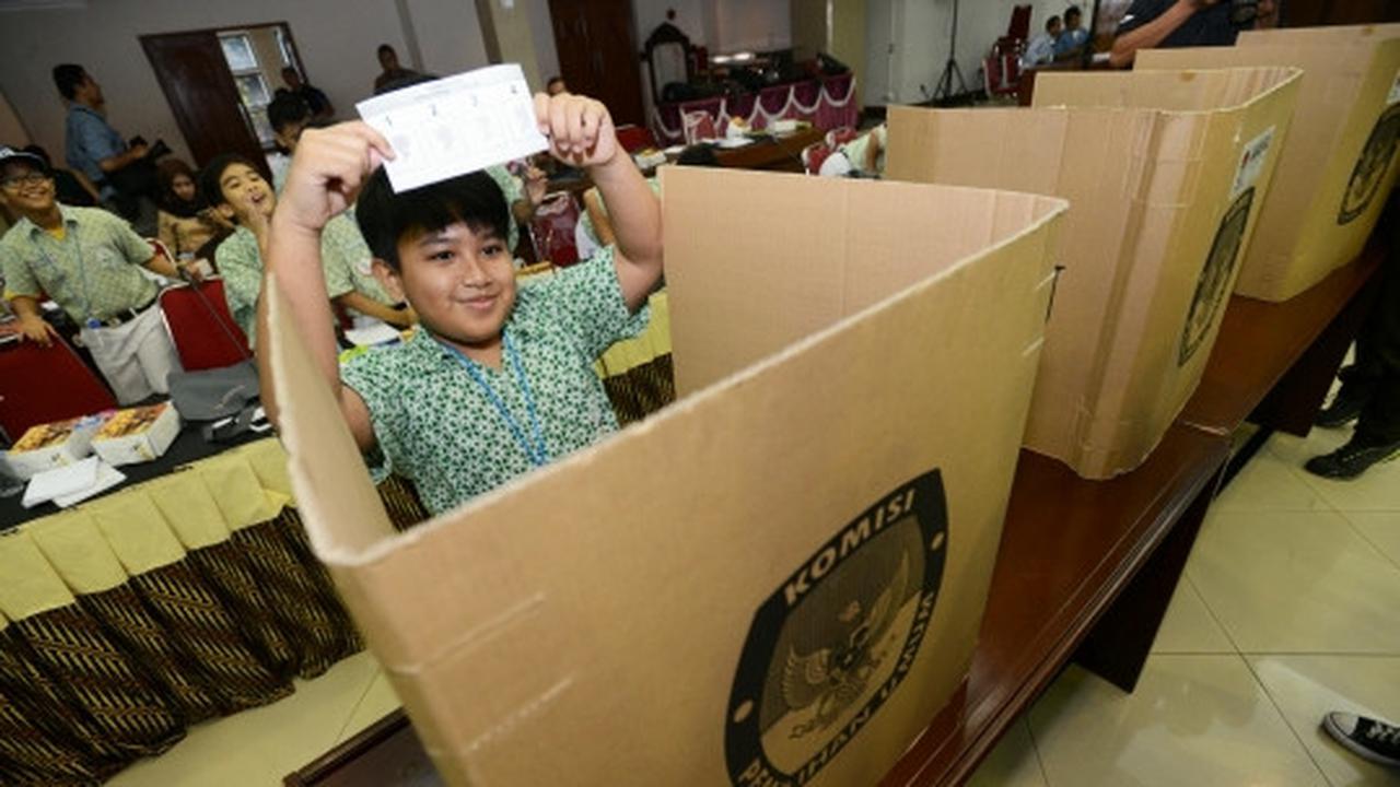 Antusiasme siswa SD laksanakan simulasi Pemilu di Gedung KPU