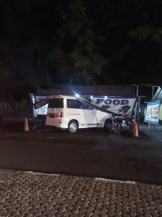 8 Potret Mobil Terjebak saat Parkir Ini Nyeleneh, Bikin Kasihan
