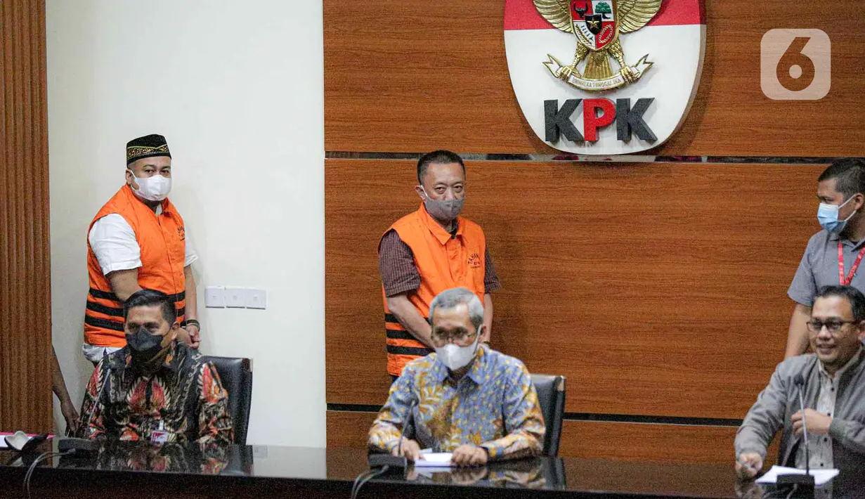 <p>Tersangka kasus dugaan korupsi pengadaan tanah pembangunan SMKN 7 Tangerang Selatan Agus Kartono (belakang tengah) dan Farid Nurdiansyah (belakang kiri) usai menjalani pemeriksaan di Gedung Merah Putih KPK, Jakarta, Selasa (26/4/2022). KPK menahan dua pihak swasta sebagai tersangka kasus dugaan korupsi pengadaan tanah untuk pembangunan SMKN 7 Tangerang Selatan. (Liputan6.com/Faizal Fanani)</p>