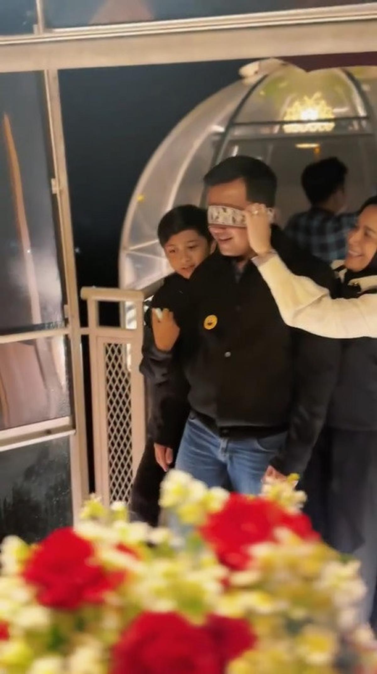 8 Potret Kejutan Ulang Tahun Sahrul Gunawan ke-49 dari sang Istri, Sweet Pakai Banget
