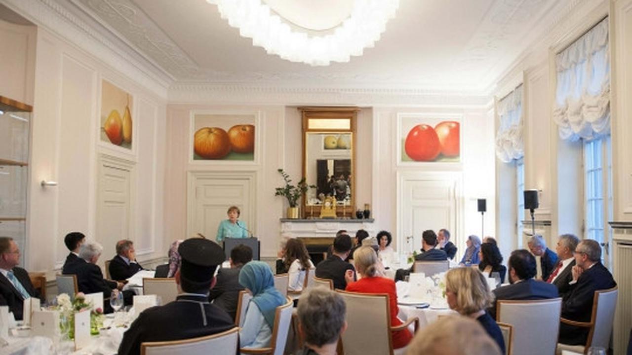 Keakraban Angela Merkel hadiri buka puasa bersama muslim Jerman