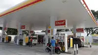 Suasana SPBU Shell yang berada di kawasan bisnis Soewarna, Bandara Soetta, Tangerang, Banten, Kamis (19/4). Shell menambah SPBU di kawasan Bandara Soetta untuk memenuhi kebutuhan bahan bakar berkualitas.(Liputan6.com/Angga Yuniar)