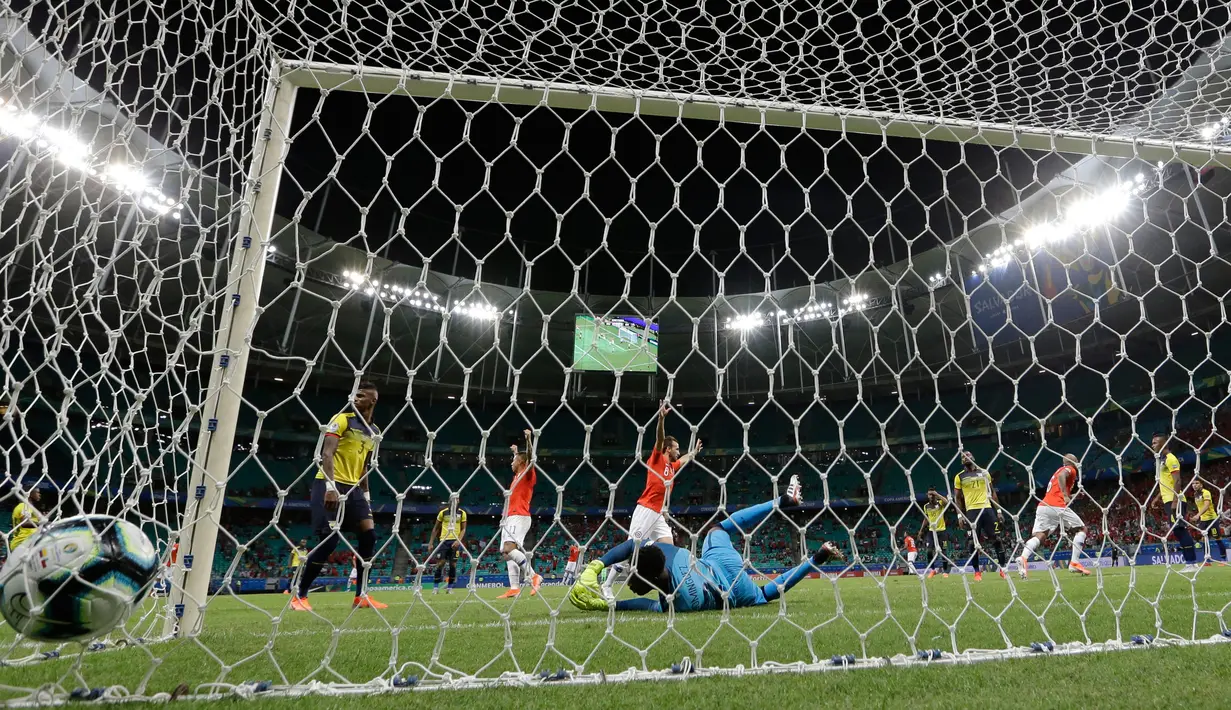 Kiper Ekuador, Alexander Dominguez gagal menghalau tendangan pemain Alexis Sanchez saat menghadapi Chile dalam matchday kedua Grup C Copa America 2019 di Arena Fonte Nova, Salvador, Brasil, Jumat (21/6/2019). Chile melaju ke perempatfinal Copa America 2019. (AP Photo/Natacha Pisarenko)