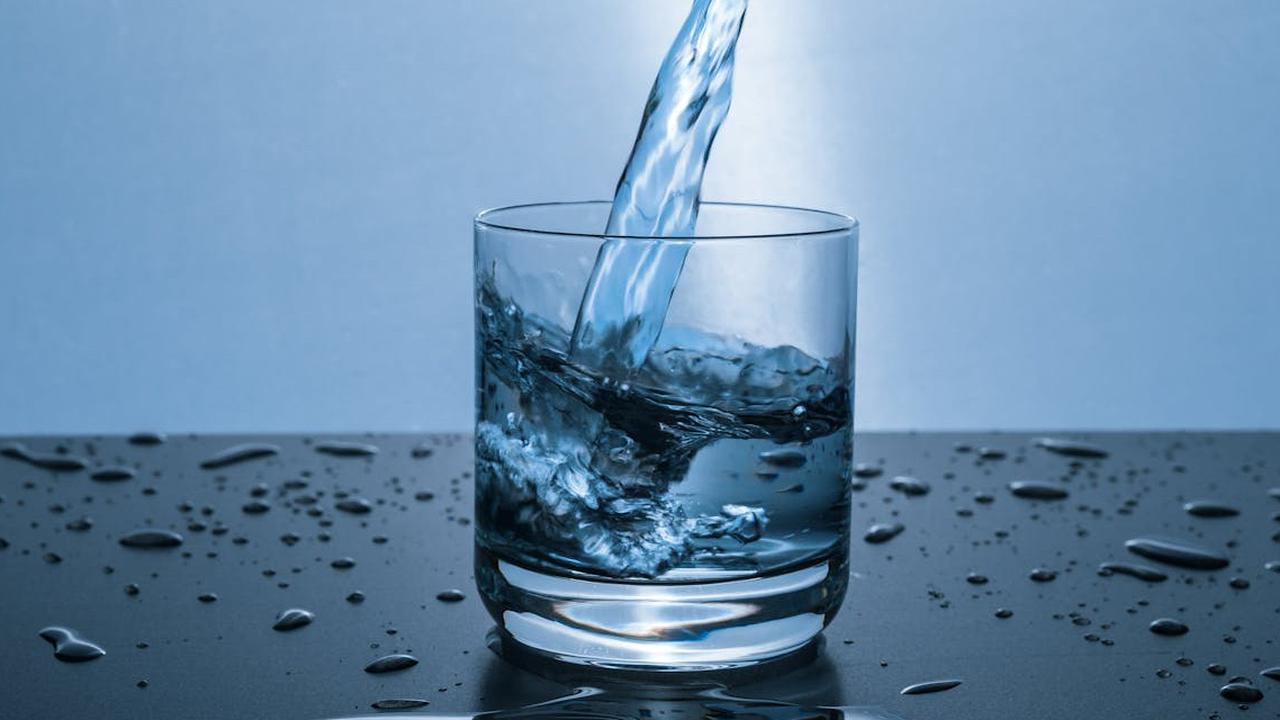 Minum Air Es Dapat Menyebabkan Perut Buncit? Begini Penjelasan Lengkapnya