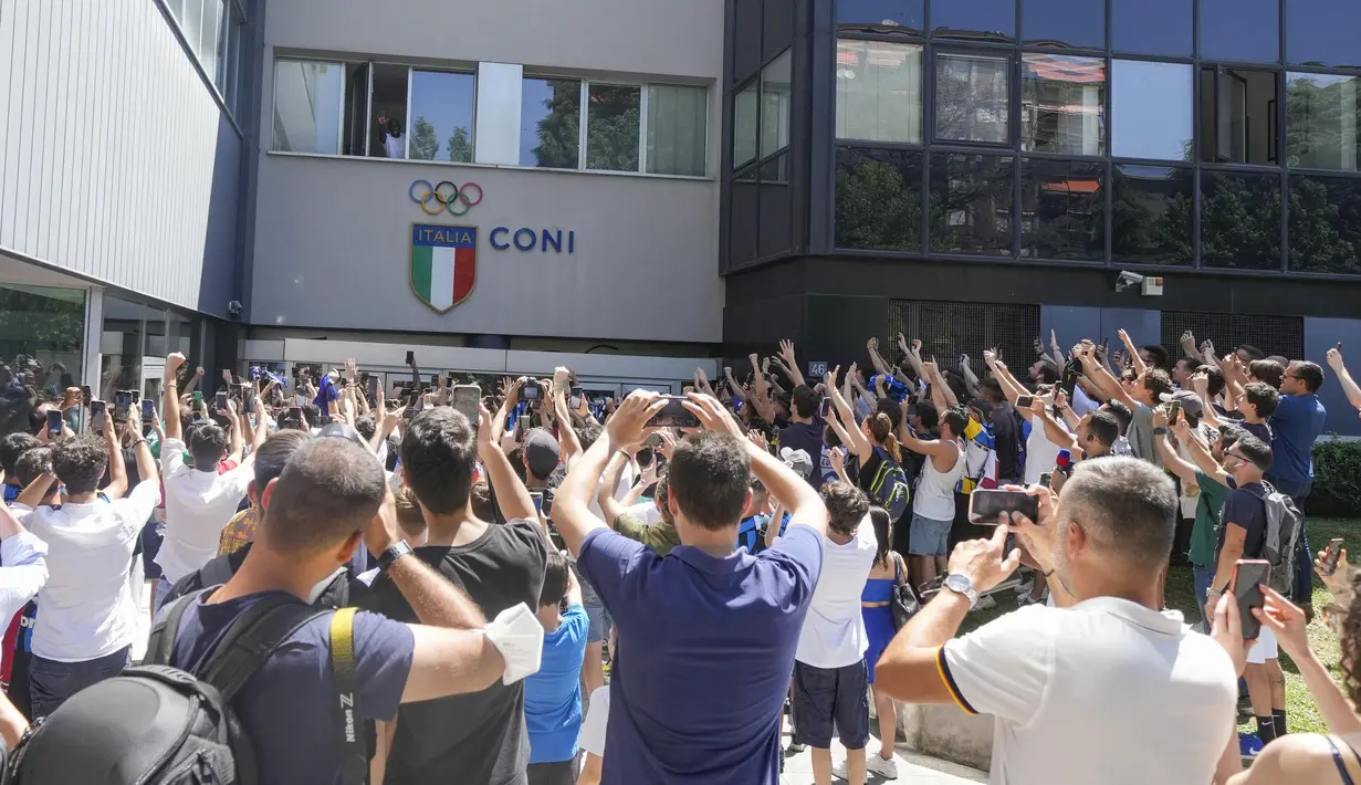 Pendukung Inter Milan saat menyambut Penyerang asal Belgia, Romelu Lukaku di markas Komite Olimpiade Italia di Milan, Italia, Rabu (29/6/2022). Para fans menyambutnya dengan hangat, Lukaku balas dengan senyuman merekah. (AP Photo/Luca Bruno)