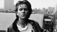 Sebelum ia bisa menyelesaikan film Dark Blood, River Phoenix meninggal karena overdosis pada 31 Oktober 1993. (The Idle Man)