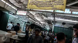 Polda Metro Jaya merazia tempat produksi VCD dan DVD bajakan di Plaza Glodok, Jakarta, Rabu (24/6/2015). Razia dilakukan karena pabrik sekaligus tempat penjualan DVD terbesar di DKI Jakarta itu masih beroperasi selama Ramadan. (Liputan6.com/Faizal Fanani)