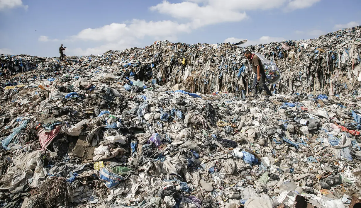 Para pengumpul sampah Palestina memilah-milah sampah di tempat pembuangan sampah di Kota Gaza (29/7/2019). Kemiskinan yang terjadi akibat blokade Israel dan kurangnya kesempatan kerja membuat beberapa warga Palestina memilih bekerja mencari sampah untuk dijual. (AFP Photo/Mohammed)