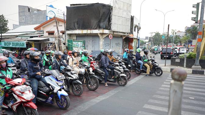 Kendaraan menunggu di lampu merah persimpangan Ramanda, Depok, Jawa Barat, Rabu (14/8/2019). Lampu merah tersebut nantinya akan menjadi lokasi pemutaran lagu berjudul Tiblantas yang dinyanyikan Wali Kota Depok Mohammad Idris. (Liputan6.com/Immanuel Antonius)