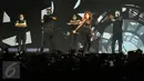Penampilan Selena Gomez bersama para penari latar dalam konser Revival Tour di Indonesia Convention Exhibition (ICE) BSD City, Tangerang, Sabtu (23/7). Selena melantukan 18 lagu dalam 90 menit durasi konser. (Liputan6.com/Herman Zakharia)